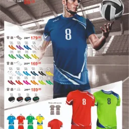 Katalog odzieży sportowej: model prezentuje niebieską koszulkę z numerem 8, unosząc piłkę do siatkówki. Dostępne warianty kolorystyczne i dodatki (rękawy, torby) z cenami.