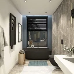 Nowoczesna łazienka z czarną wanną wolnostojącą przy oknie z żaluzjami, jasnym blatem umywalki i ścianą wykończoną marmurem.