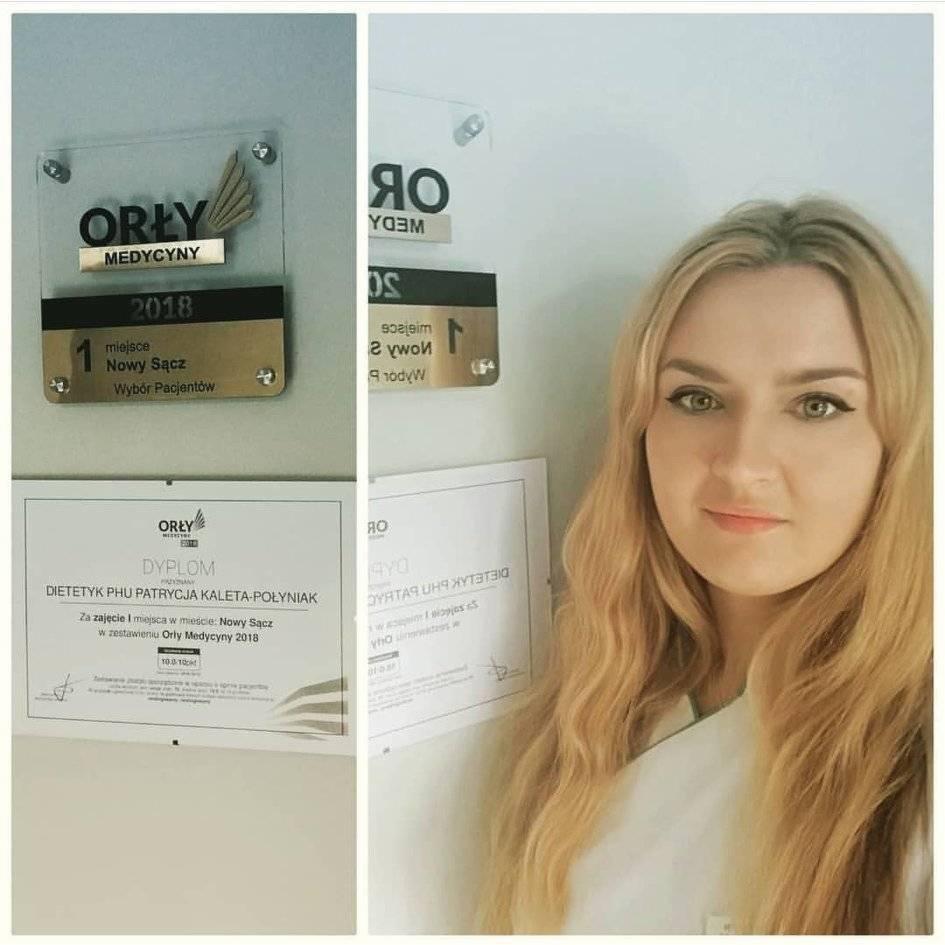 Dietetyczka Patrycja Kaleta-Połyniak z dyplomem 'Orły Medycyny' za pierwsze miejsce w Nowym Sączu w 2018 roku, prezentująca również tabliczkę z nagrodą 'Wybór Pacjentów'.