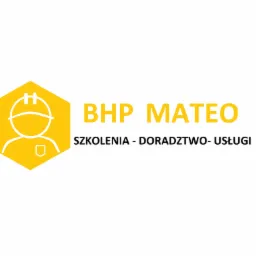 Żółte logo firmy BHP Mateo z ikoną osoby w kasku wewnątrz sześciokąta, oferującej szkolenia, doradztwo i usługi.