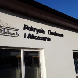 Elewacja budynku z logo firmy 'Ardach' oraz napisem 'Pokrycia Dachowe i Akcesoria' wykonanymi z przestrzennych liter.