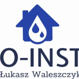 Logo firmy PRO-INSTAL z Łodzi, przedstawiające stylizowany dom z kroplą wody w środku, pod spodem nazwa firmy i imię oraz nazwisko Łukasz Waleszczyk.