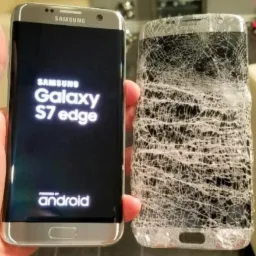 Porównanie: Sprawny Samsung Galaxy S7 Edge z włączonym ekranem obok uszkodzonego telefonu z pękniętą szybką.