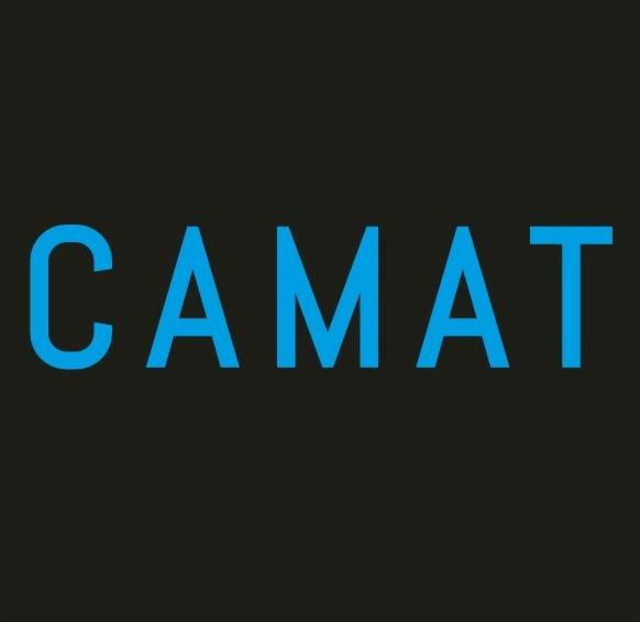 Niebieski napis 'CAMAT' na czarnym tle.