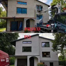 Porównanie przed i po malowaniu elewacji domu dwupiętrowego z garażem; widoczna ekipa malarska na podnośniku koszowym, okna zabezpieczone folią, świeżo pomalowana elewacja na dole.