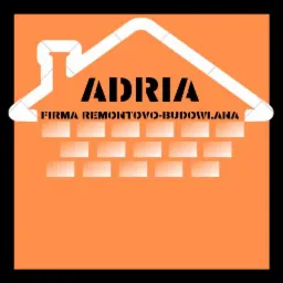 Pomarańczowe logo firmy remontowo-budowlanej Adria z białym obrysem dachu domu i rzędem białych prostokątów imitujących cegły.