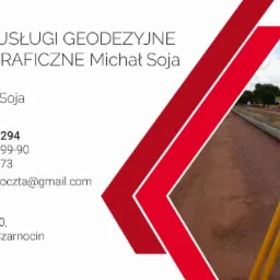 Zdjęcie wizytówki firmy MS-GEO oferującej usługi geodezyjne i kartograficzne Michała Soji, z widocznym tachimetrem na tle budowy drogi.
