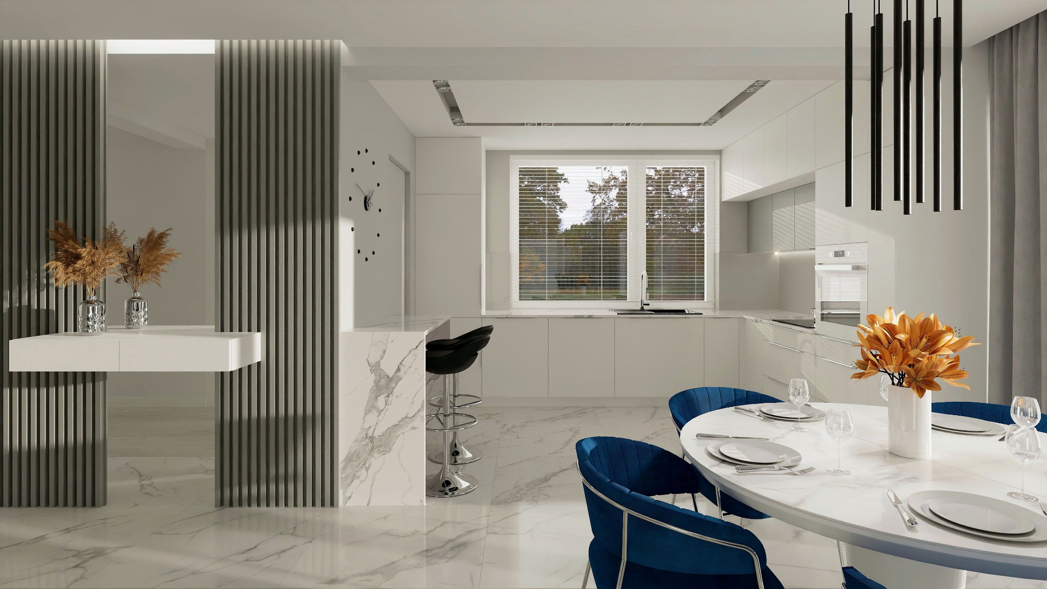 Nowoczesna, jasna kuchnia z marmurowym wykończeniem, okrągłym stołem z niebieskimi krzesłami i dekoracyjnymi lampami wiszącymi, uzupełniona minimalistycznym zegarem ściennym.