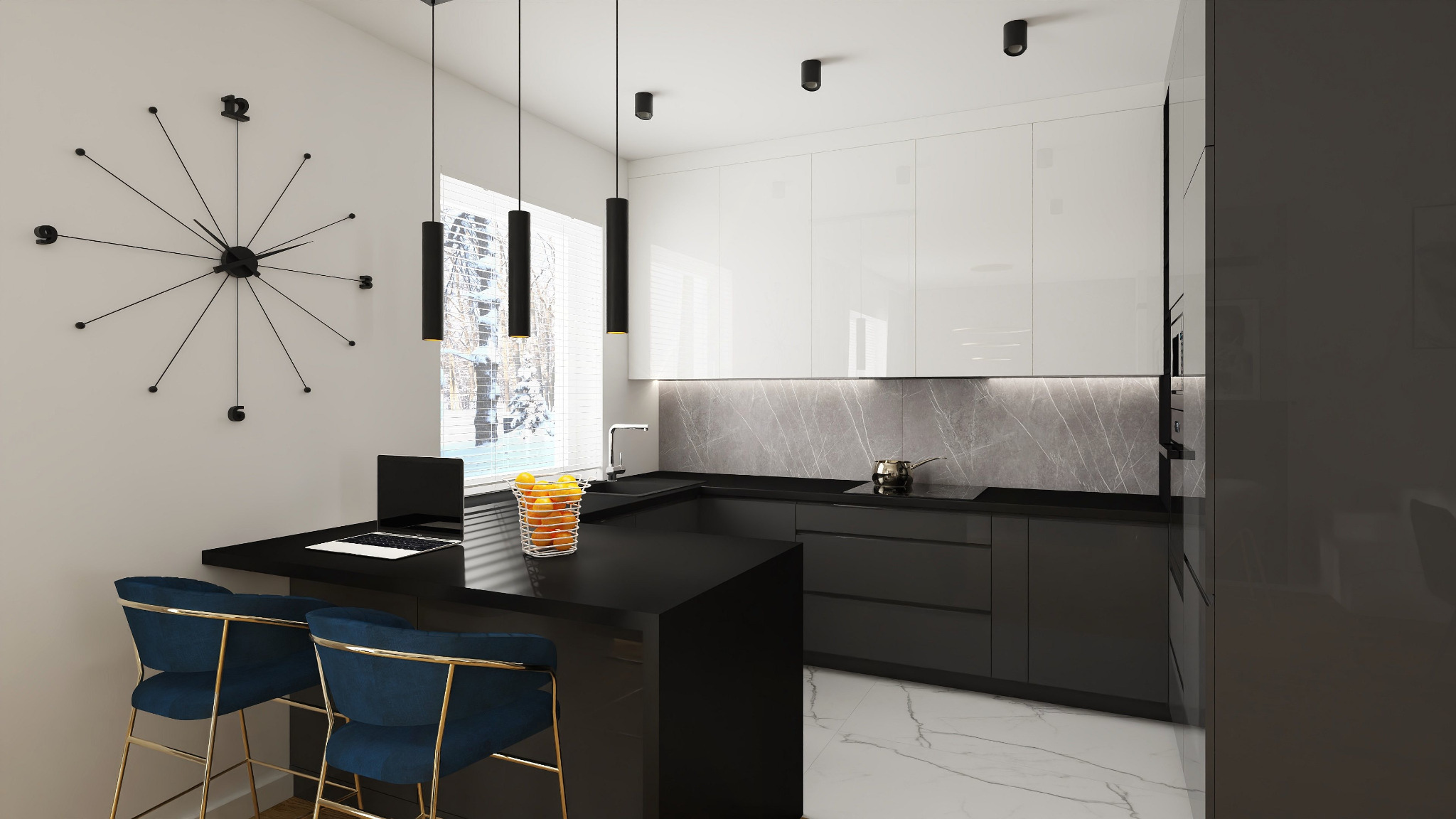 Nowoczesna kuchnia z czarnymi blatami, białymi szafkami górnymi, szarym backsplashiem z marmuru, minimalistycznym zegarem ściennym i dwoma niebieskimi krzesłami barowymi z złotymi nogami.