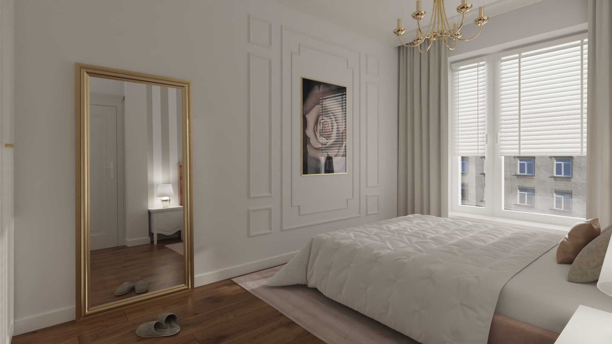 Jasna sypialnia z łóżkiem, lustrem w złotej ramie i dekoracyjną sztukaterią na ścianie. W lustrze odbija się szafka nocna z lampką i drzwi. Na podłodze leżą kapcie.