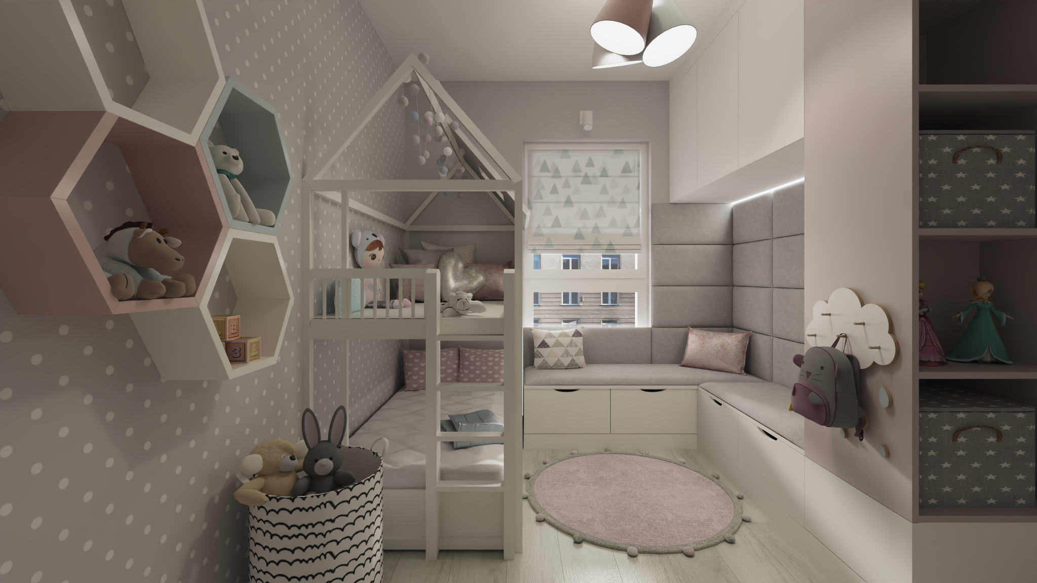 Pokój dziecięcy w pastelowych kolorach: łóżko piętrowe w kształcie domku, sześciokątne półki z zabawkami, siedzisko przy oknie z szarymi panelami ściennymi i różowy dywanik.