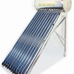 Stalowy kolektor słoneczny próżniowy z zbiornikiem na wodę, widoczny znak firmowy Sun-Synergy, na białym tle.