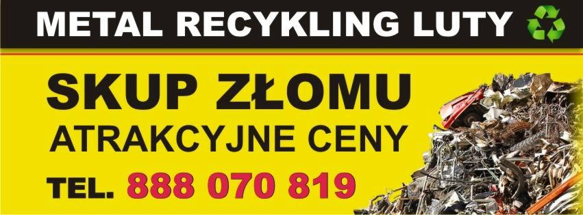 Żółte ogłoszenie z czarnym napisem 'METAL RECYKLING LUTY' i zielonym logo recyklingu nad napisem 'SKUP ZŁOMU ATRAKCYJNE CENY' oraz numerem telefonu, z widoczną stertą metalowego złomu, w tym...