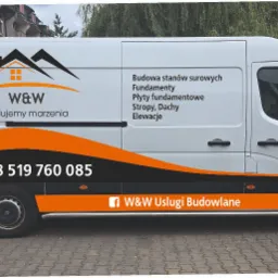 Biały samochód dostawczy z logo firmy budowlanej W&W, numerem telefonu i listą usług: fundamenty, dachy, elewacje. Ujęcie z boku na tle chodnika i budynków.
