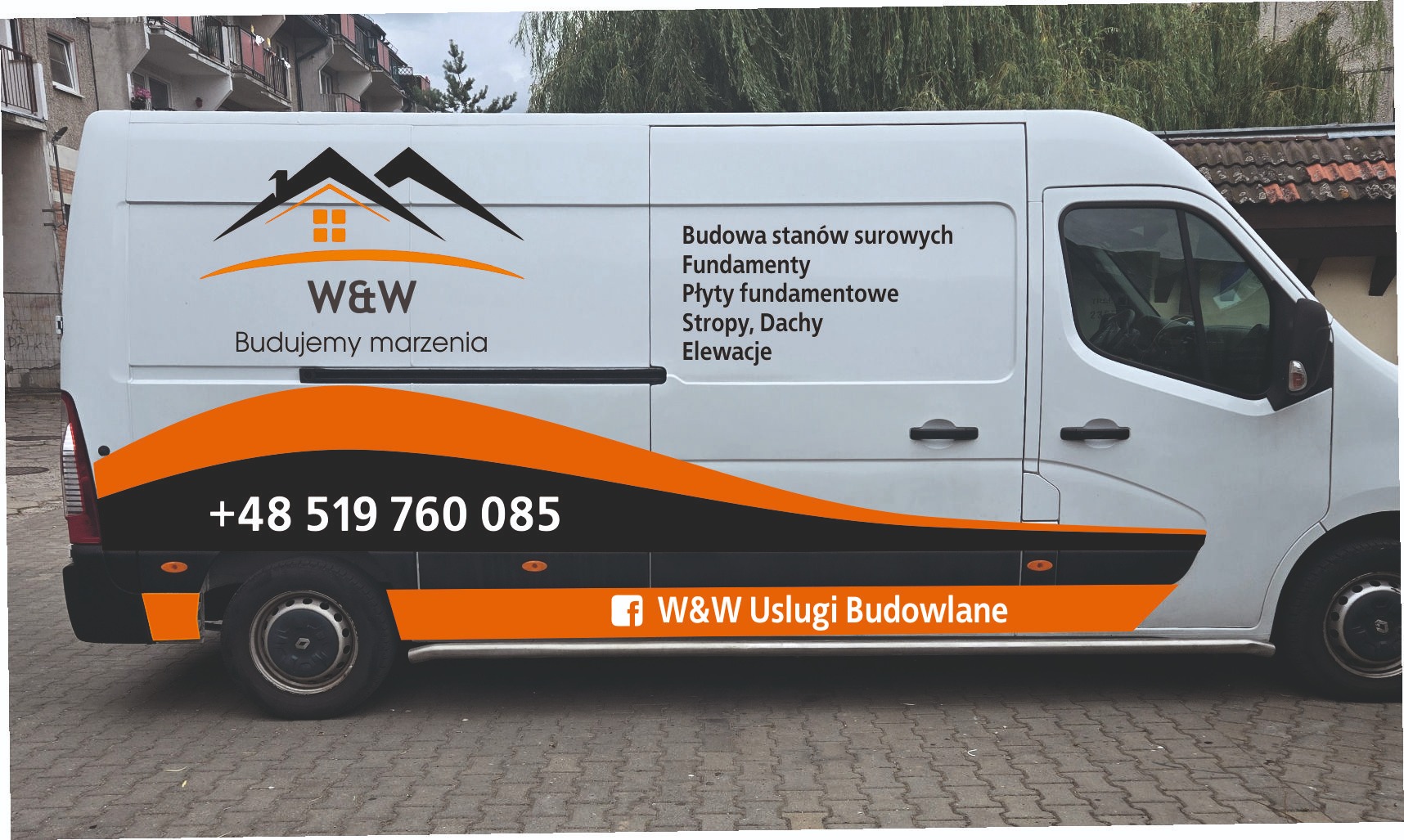 Biały samochód dostawczy z logo firmy budowlanej W&W, numerem telefonu i listą usług: fundamenty, dachy, elewacje. Ujęcie z boku na tle chodnika i budynków.