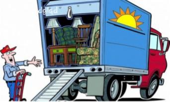 Karykaturalna ilustracja przedstawiająca mężczyznę w czerwonej czapce i niebieskich spodniach, wskazującego na otwartą pakę ciężarówki załadowaną meblami, z wysuniętą rampą, sugerującą załadunek...