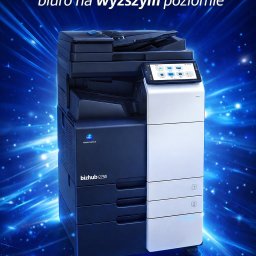 DAMBIS s.c. W. Balcerowski, J.Sęk - Kserokopiarka Konica Minolta bizhub C251i w niebieskiej, rozgwieżdżonej scenerii. Urządzenie biurowe z panelem dotykowym, przeznaczone do druku, skanu i kopiowania.
