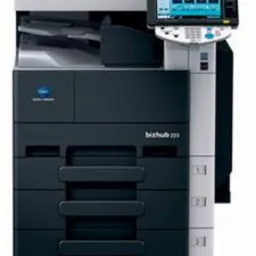 Czarno-biała kserokopiarka Konica Minolta bizhub 225i z panelem dotykowym i podajnikiem papieru, widok z przodu na białym tle.