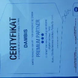 Certyfikat autoryzacji firmy Dambis jako Premium Partner Konica Minolta w zakresie sprzedaży i obsługi technicznej urządzeń biurowych, ważny do 31 marca 2020 roku, z podpisami dyrektorów.