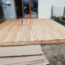 Mały tarasik z desek.