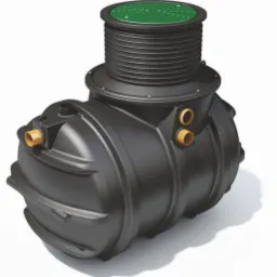 Czarny, plastikowy zbiornik przydomowej oczyszczalni ścieków z zieloną pokrywą na białym tle, widoczne żółte króćce przyłączeniowe.