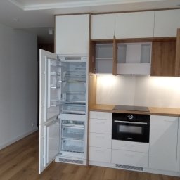 Meble kuchenne z zabudowanym okapem wraz z rurą wentylacyjną