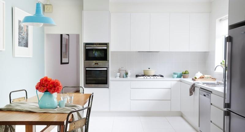 Garderoba wydzielona drzwiami przesuwnymi ze szkła LACOBEL