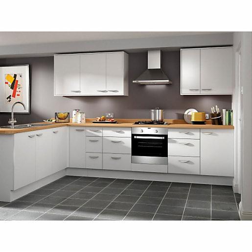 Nowoczesna kuchnia w odcieniach bieli i szarości z drewnianym blatem, czarną płytą grzewczą i okapem, uzupełniona o minimalistyczne dodatki i abstrakcyjny obraz na ścianie.