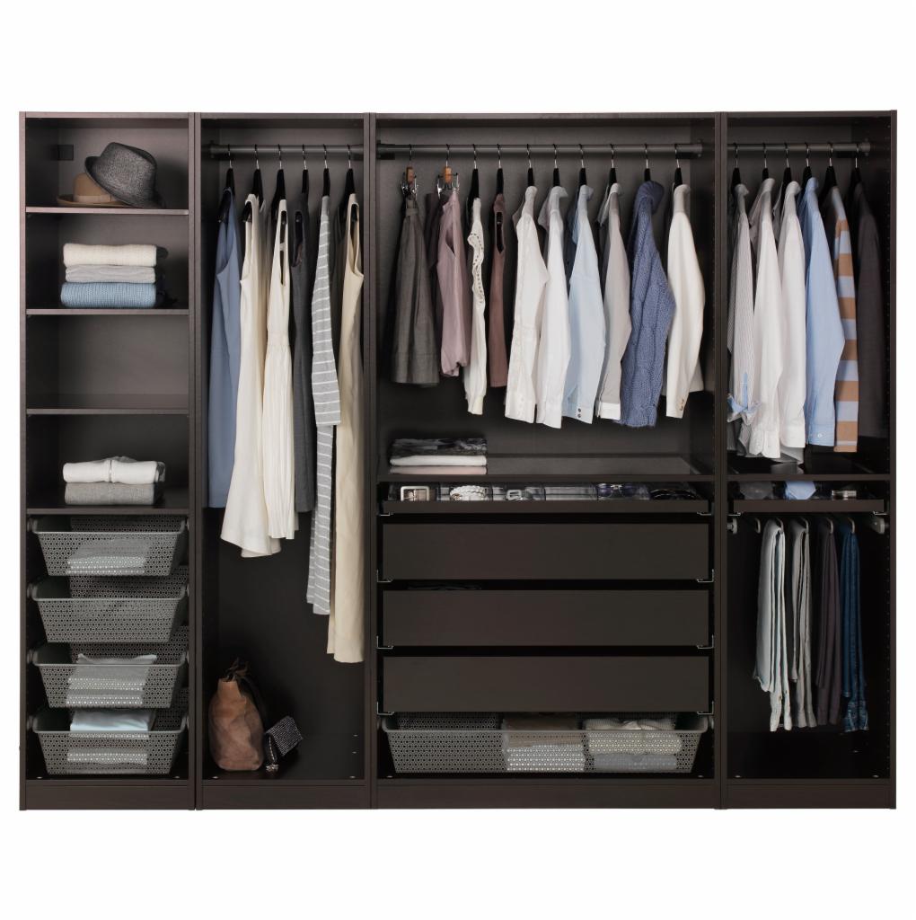 Ciemnobrązowa szafa wnękowa z różnymi opcjami przechowywania: półki z poskładanymi ubraniami, kosze druciane, szuflady i wieszaki z ubraniami.