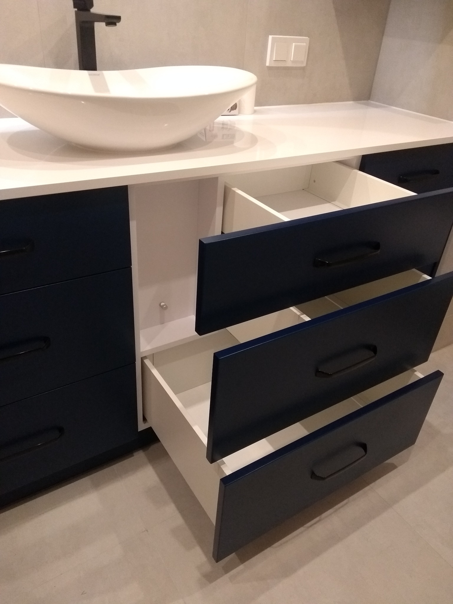 Szafka umywalkowa niesymetryczna z zakrytym syfonem i przyłączami wodnymi