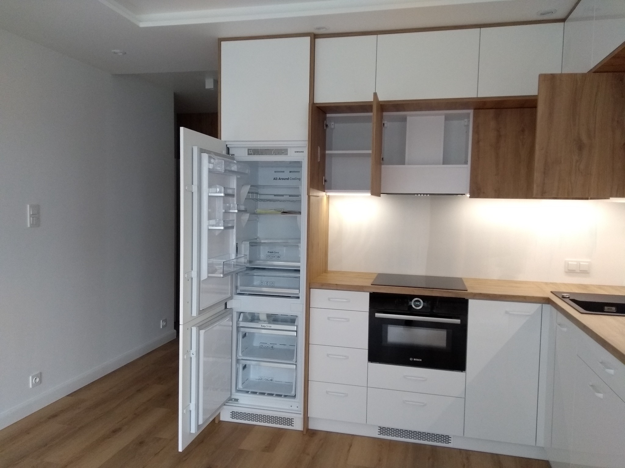 Meble kuchenne z zabudowanym okapem wraz z rurą wentylacyjną