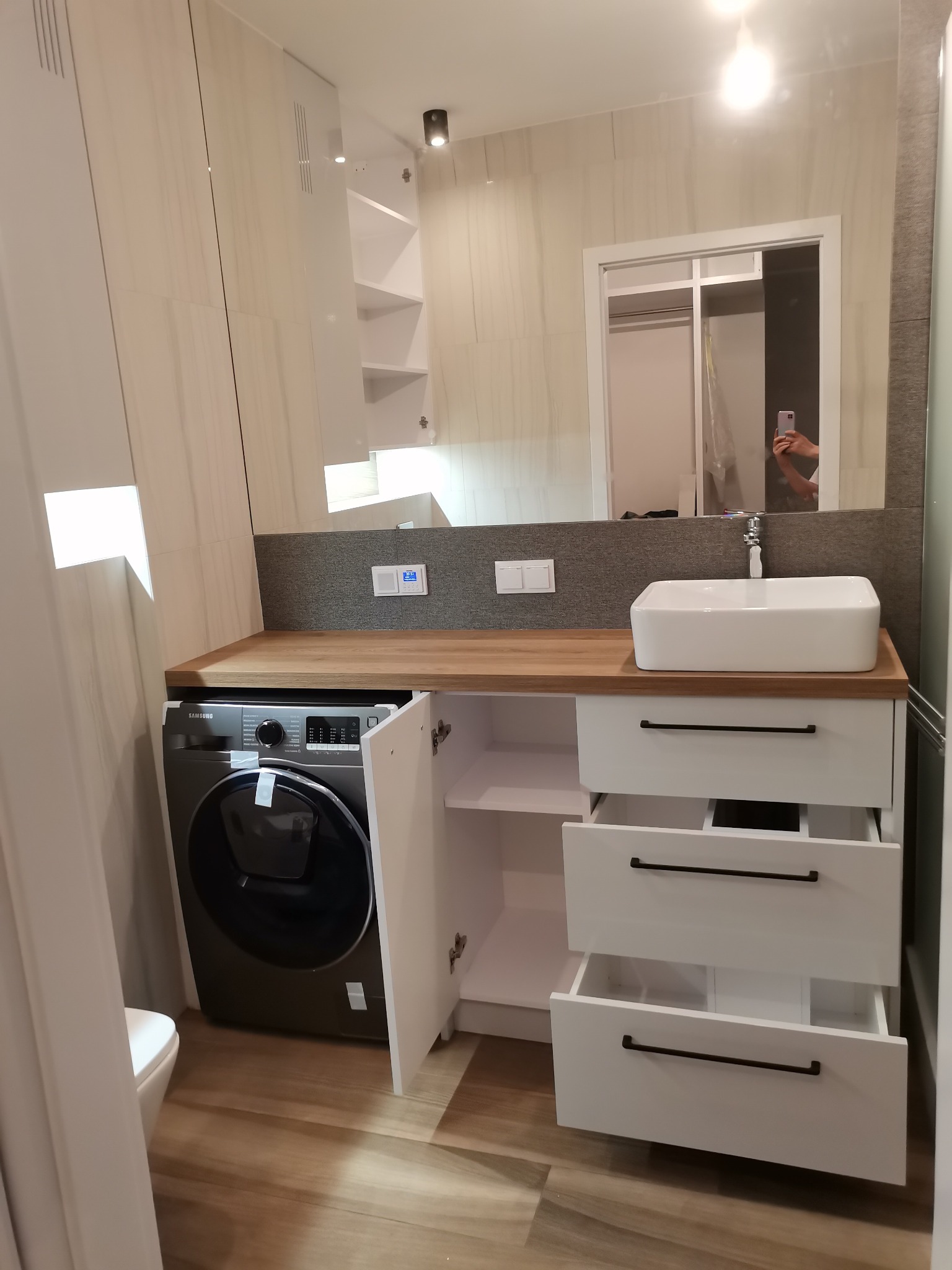 Szafka umywalkowa z niesymetryczną szufladą - ominięcie syfony umywalki