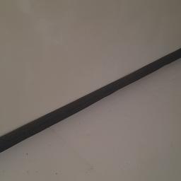 Bohdan - Szara listwa przypodłogowa zamontowana w rogu pomieszczenia z pomalowanymi na biało ścianami i podłogą.