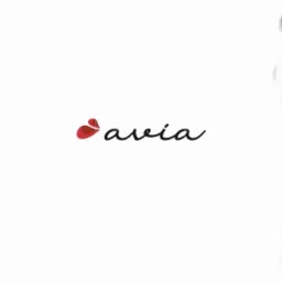 Logo 'avia' z czerwonym sercem zamiast kropki nad 'i', na białym tle.