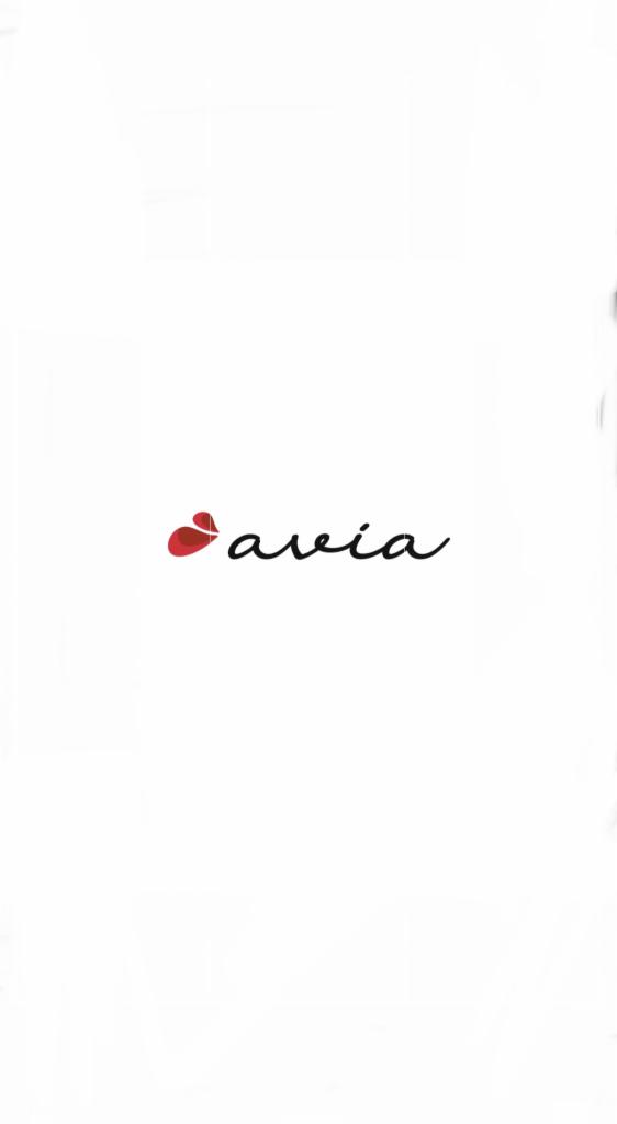 Logo 'avia' z czerwonym sercem zamiast kropki nad 'i', na białym tle.