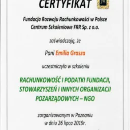 Certyfikat Fundacji Rozwoju Rachunkowości potwierdzający uczestnictwo w szkoleniu z rachunkowości i podatków dla fundacji, stowarzyszeń i NGO, podpisany przez Rafała Nawrockiego i Paulinę Jóźwiak...