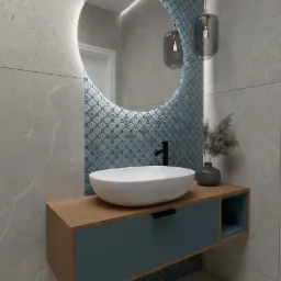 Nowoczesna łazienka z umywalką nablatową, podświetlanym okrągłym lustrem i dekoracyjną mozaiką w odcieniach błękitu, uzupełniona wiszącymi lampami i minimalistycznym elementem dekoracyjnym.