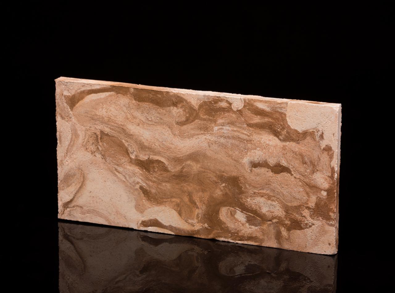 Prostokątna próbka paneli podłogowych z efektem marmurkowego wzoru w odcieniach beżu i brązu, na czarnym, błyszczącym tle.