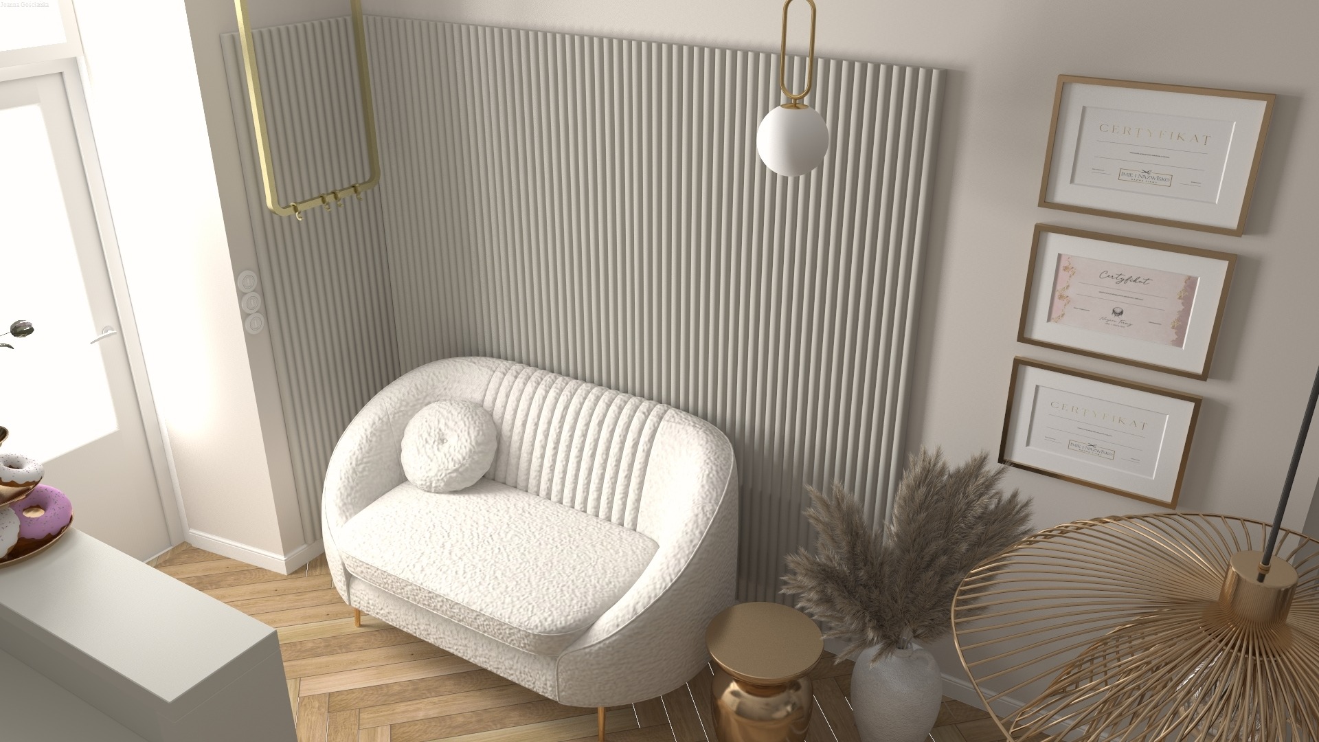 Wnętrze w odcieniach bieli i złota: sofa z poduszką, stolik, lampa, dekoracyjna ściana z pionowymi żłobieniami, oprawione certyfikaty na ścianie, wazon z pampasową trawą.