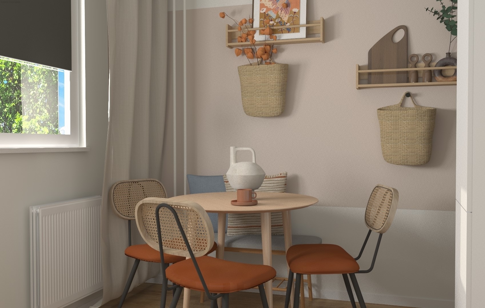 Jasna jadalnia z okrągłym drewnianym stołem, trzema krzesłami z pomarańczowymi siedziskami i rattanowymi oparciami, dekoracjami ściennymi w postaci półek z ozdobami i plecionych koszy,...