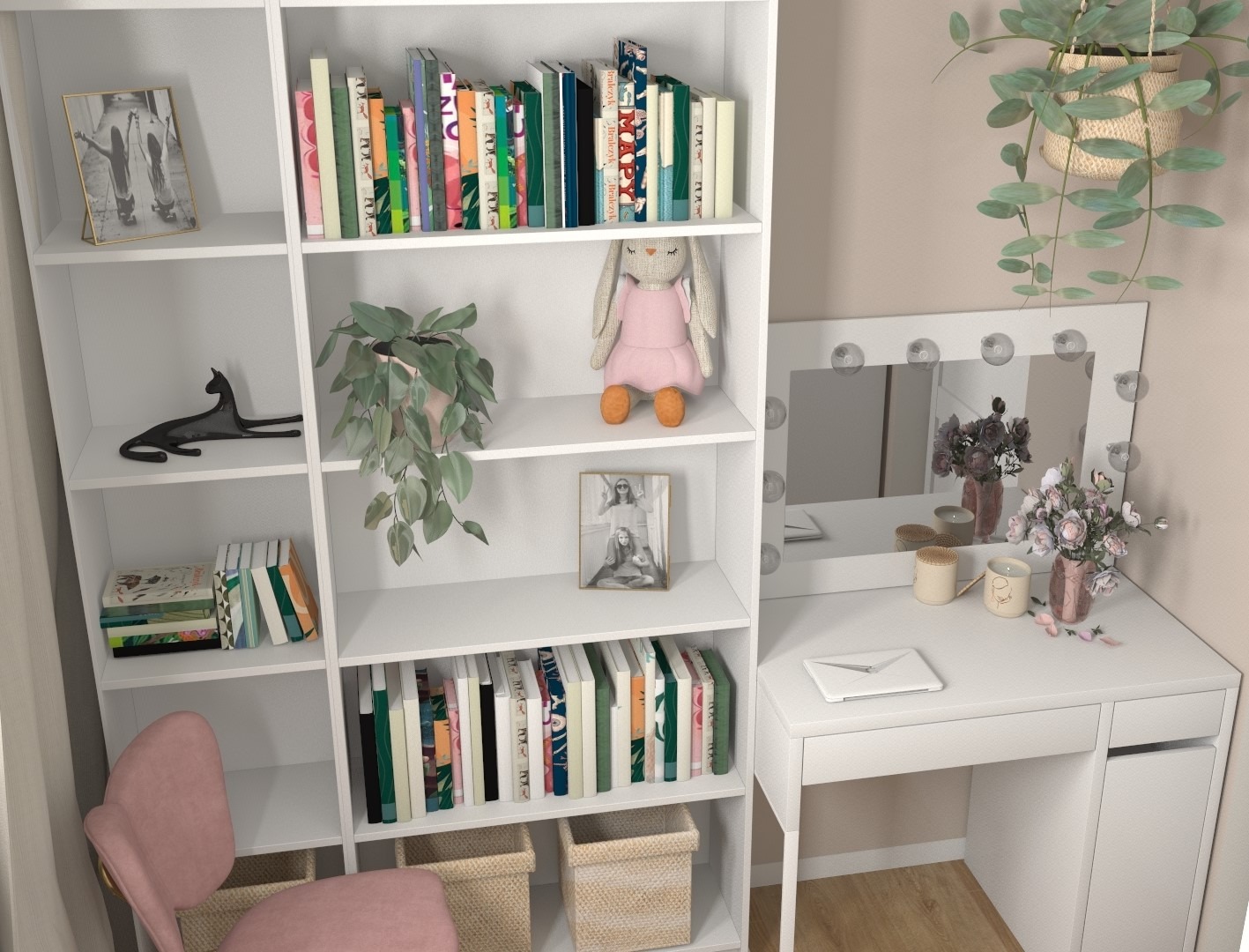 Biały regał z książkami, dekoracjami i roślinami obok toaletki z oświetleniem LED wokół lustra, różowy fotel z tyłu.