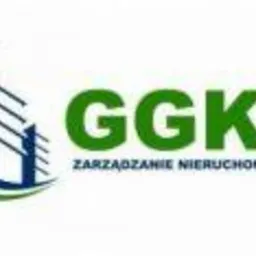 Logo firmy GGKO Zarządzanie Nieruchomościami z motywem stylizowanego budynku w kolorze niebieskim i zielonym.