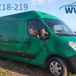 Zielony samochód dostawczy Renault Master z numerem telefonu i logo firmy na tle łąki i błękitnego nieba.