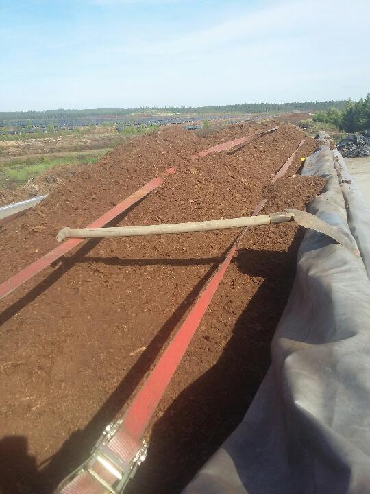 Transport nawozów luzem zabezpieczony pasami w Drawsku Pomorskim, widok z góry na przyczepę z ładunkiem.