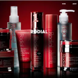 Zdjęcie prezentuje układ kosmetyków marki Rodial z serii Dragon's Blood na stronie internetowej, z widocznym menu nawigacyjnym u góry.