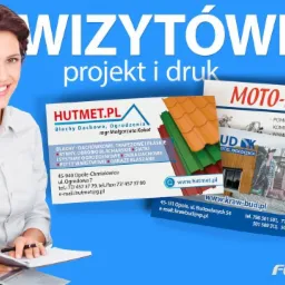 Uśmiechnięta kobieta trzymająca wizytówki z projektami firm budowlanych na niebieskim tle.