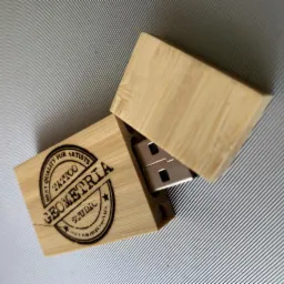 Drewniany pendrive dla Studia Tatuazy