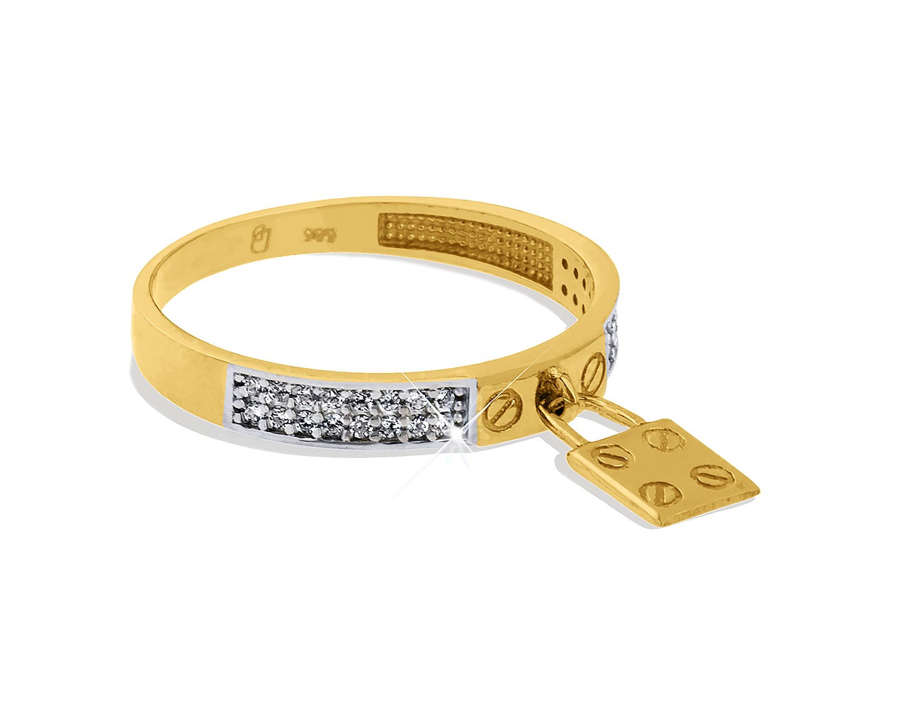 Złoty pierścionek z brylantami i zawieszką w kształcie kłódki, sfotografowany na białym tle we Wrześni.