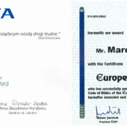 Dwa certyfikaty: jeden od Aviva gratulujący tytułu Specjalisty ds. Ubezpieczeń i Inwestycji, drugi European Financial Guide €FG.