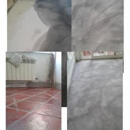 resinart - Kompozycja zdjęć przedstawiających etapy prac wykończeniowych: fragment podłogi z terakoty przed pracami, fragment podłogi pokrytej szarą wylewką z widocznymi śladami pędzla, fragment ściany...